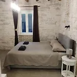 Ivor Apartment
