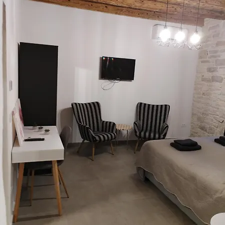 Ivor Apartment *